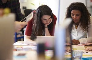 twee collega's in overleg