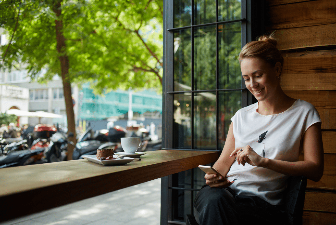 Zomer-vrouw-aan-de-koffie-11
