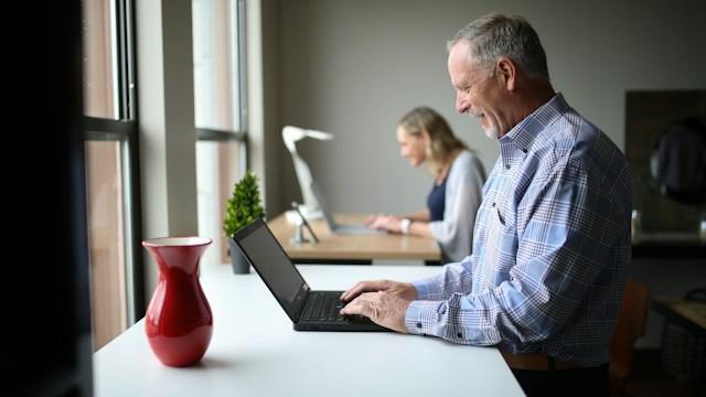 thestandingdesk-lpMKLSi7l0w-unsplash